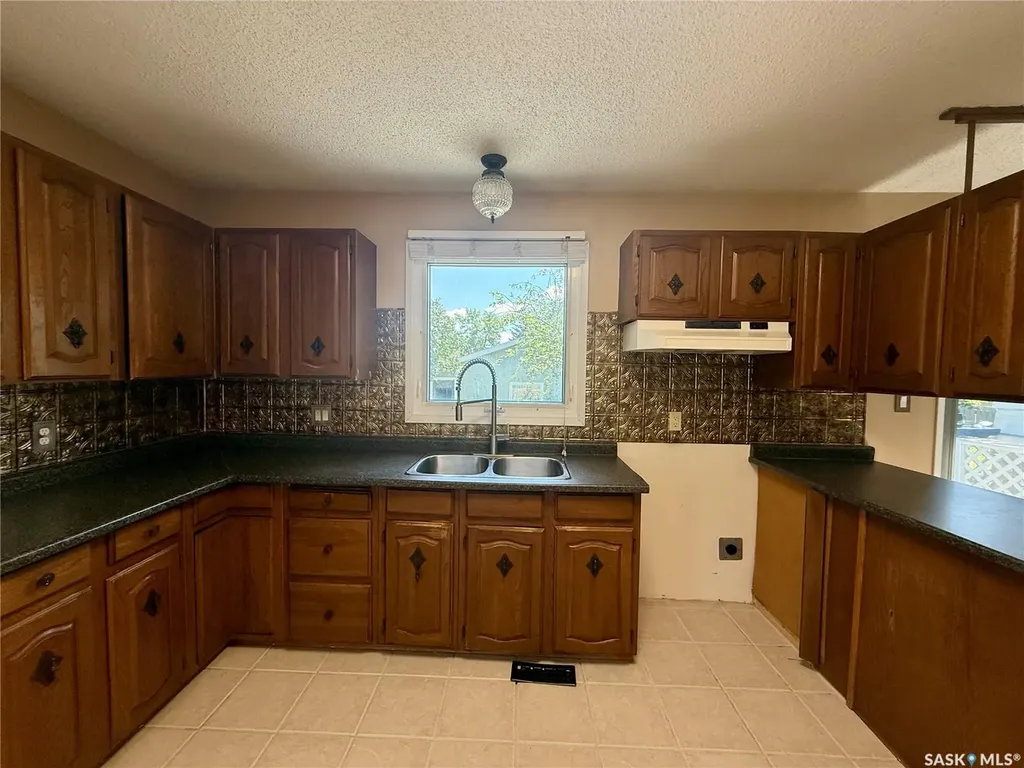 305 2nd Avenue E Kindersley SK S0L 1S0