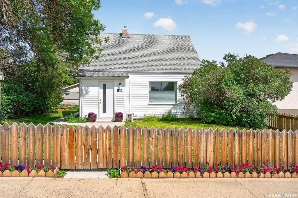 811 4th Avenue NW Moose Jaw SK S6H 3W8