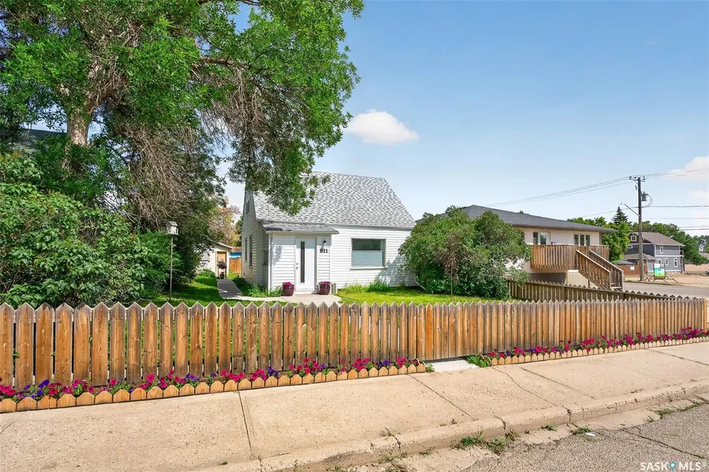 811 4th Avenue NW Moose Jaw SK S6H 3W8