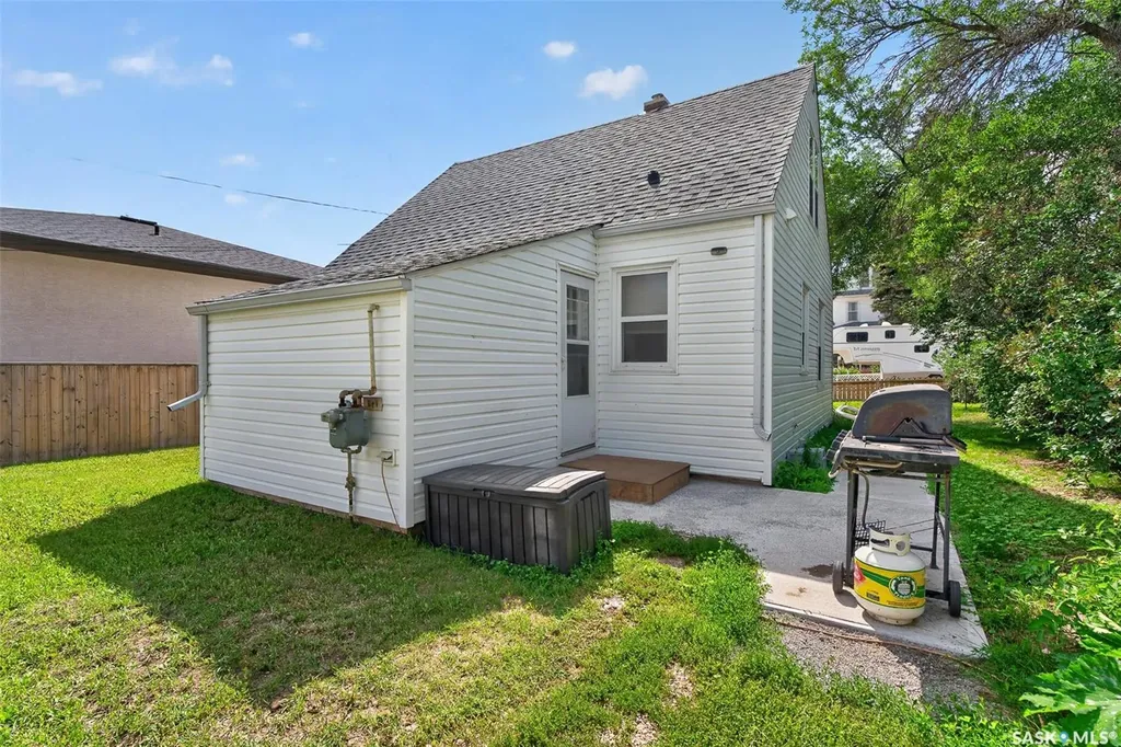 811 4th Avenue NW Moose Jaw SK S6H 3W8