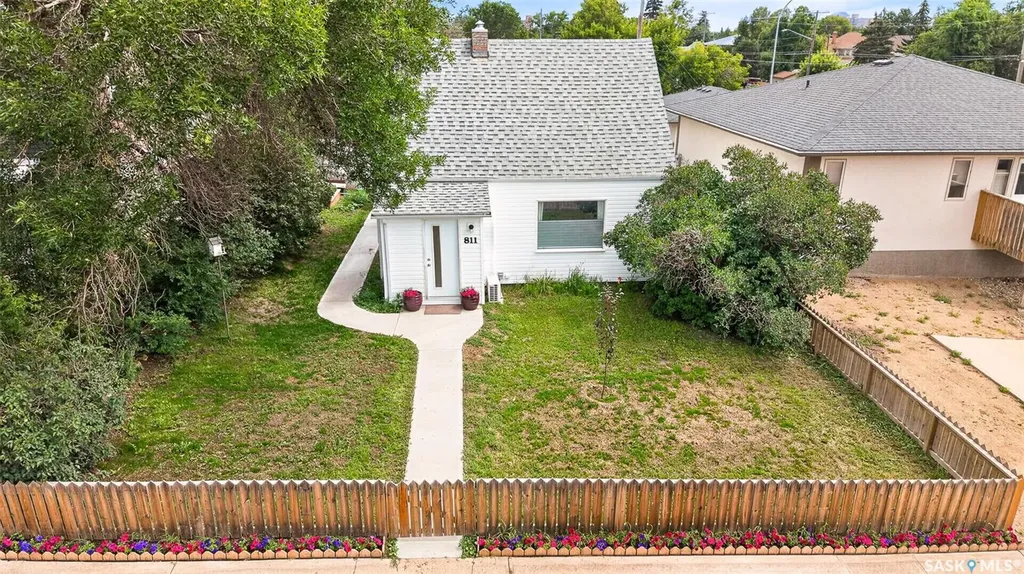 811 4th Avenue NW Moose Jaw SK S6H 3W8
