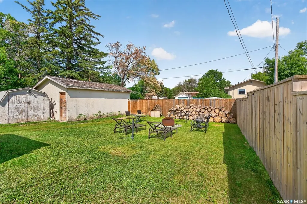 811 4th Avenue NW Moose Jaw SK S6H 3W8