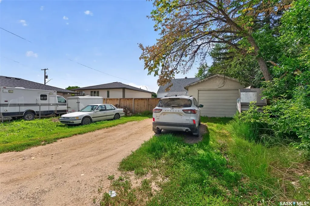 811 4th Avenue NW Moose Jaw SK S6H 3W8