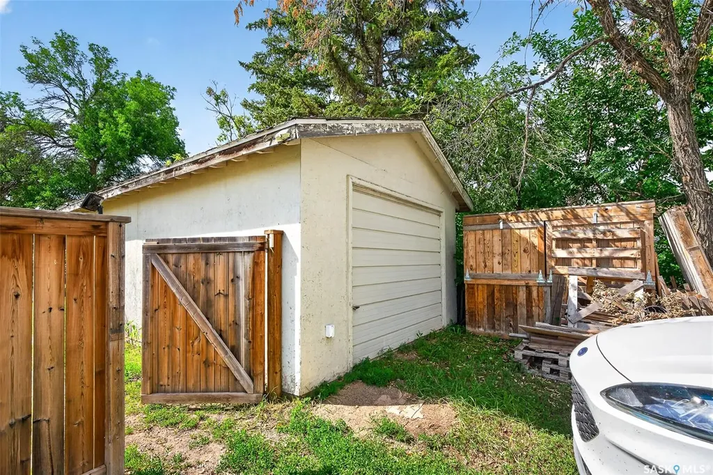 811 4th Avenue NW Moose Jaw SK S6H 3W8