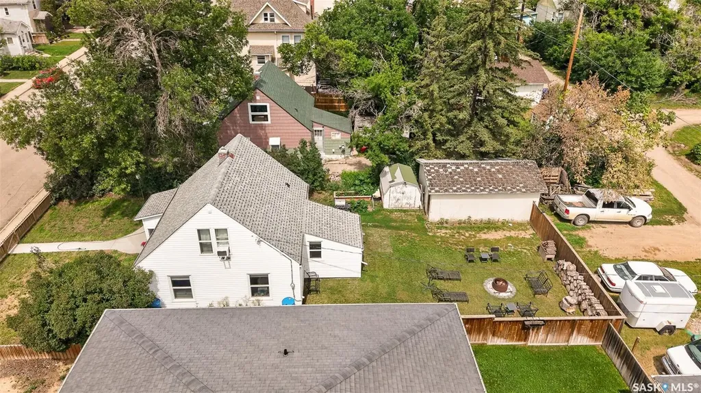 811 4th Avenue NW Moose Jaw SK S6H 3W8