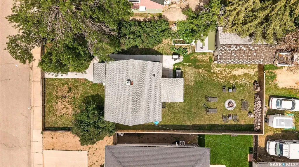 811 4th Avenue NW Moose Jaw SK S6H 3W8