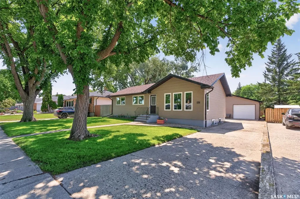 937 Grace Street Moose Jaw SK S6H 3B9