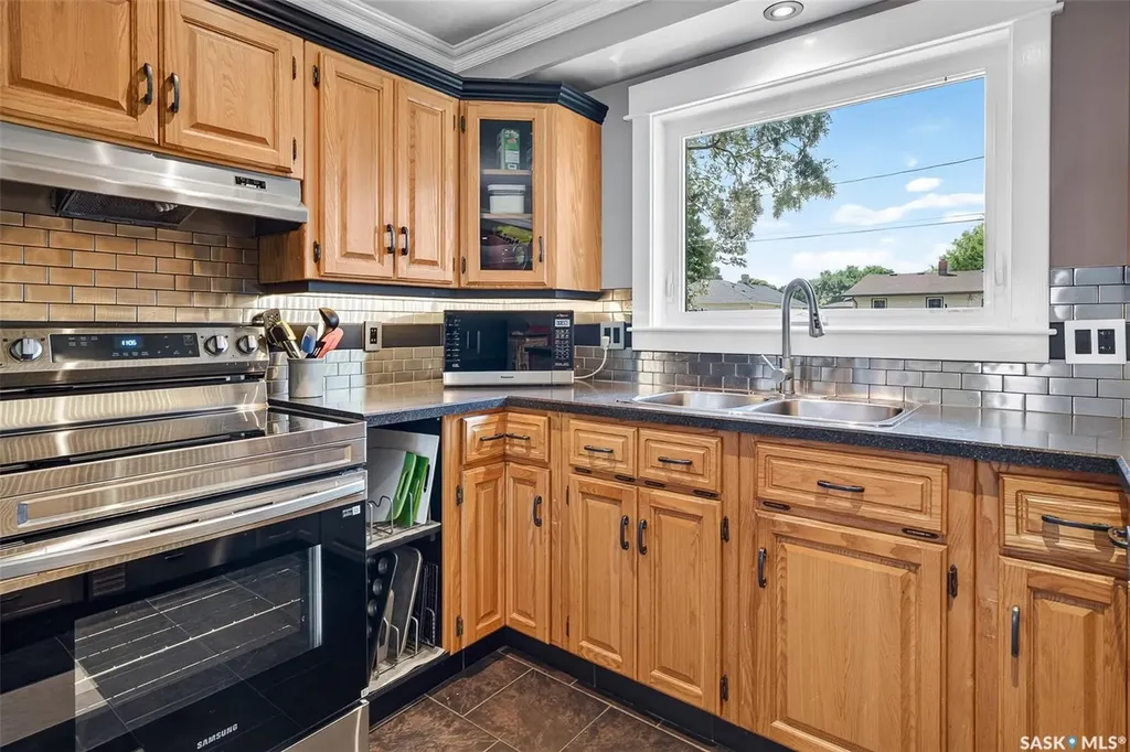 937 Grace Street Moose Jaw SK S6H 3B9