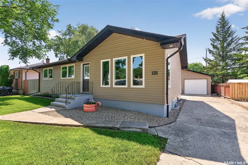 937 Grace Street Moose Jaw SK S6H 3B9