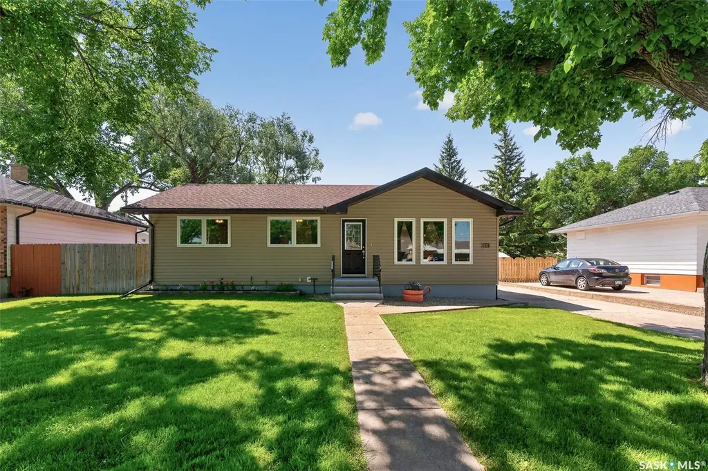 937 Grace Street Moose Jaw SK S6H 3B9