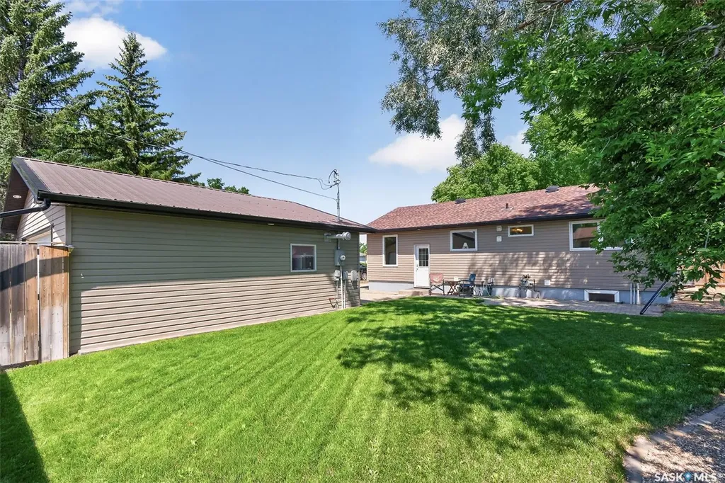 937 Grace Street Moose Jaw SK S6H 3B9