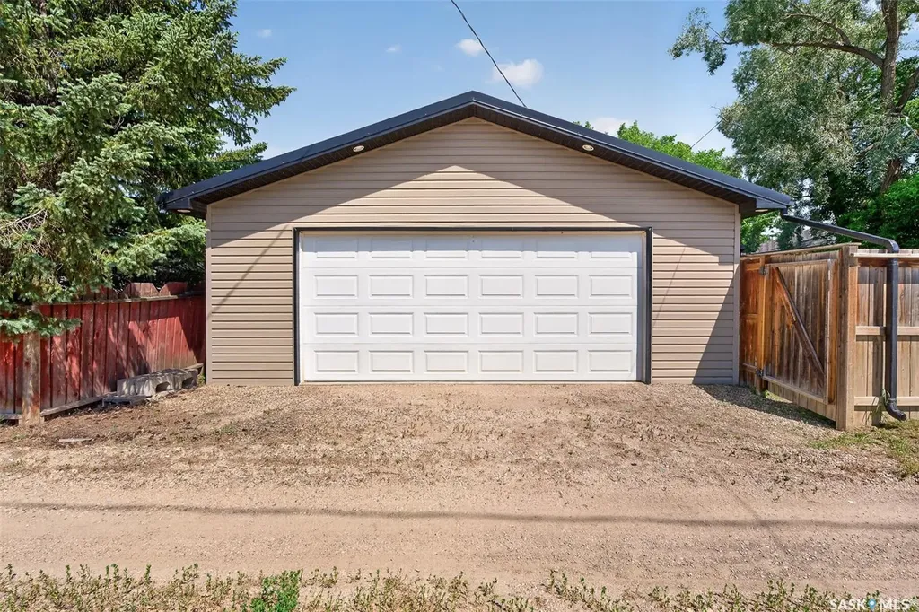 937 Grace Street Moose Jaw SK S6H 3B9