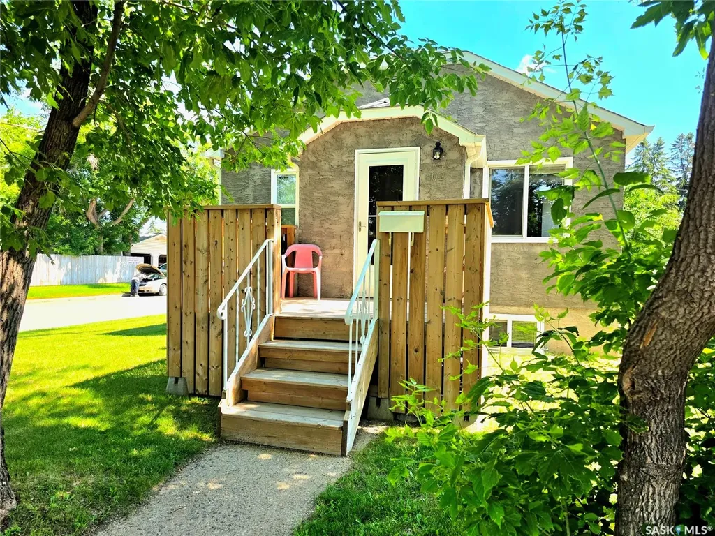 802 O Avenue S Saskatoon SK S7M 2S7