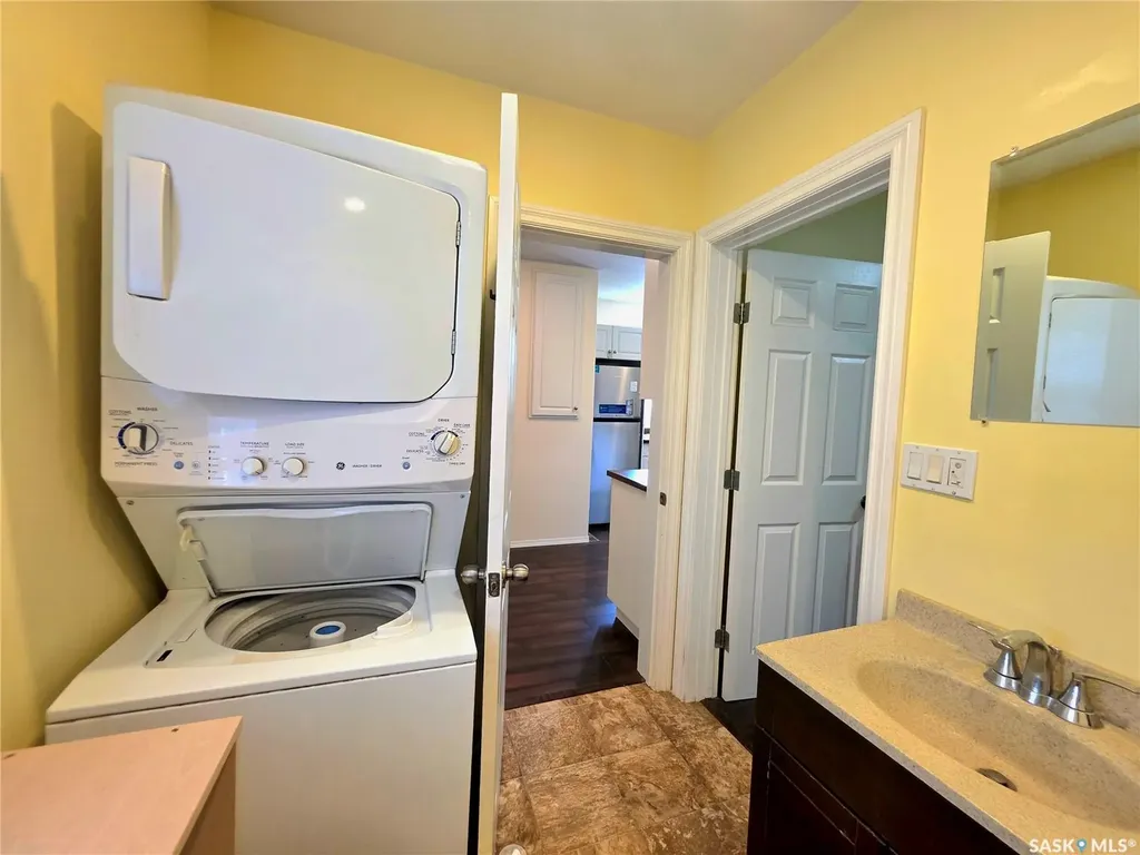 802 O Avenue S Saskatoon SK S7M 2S7