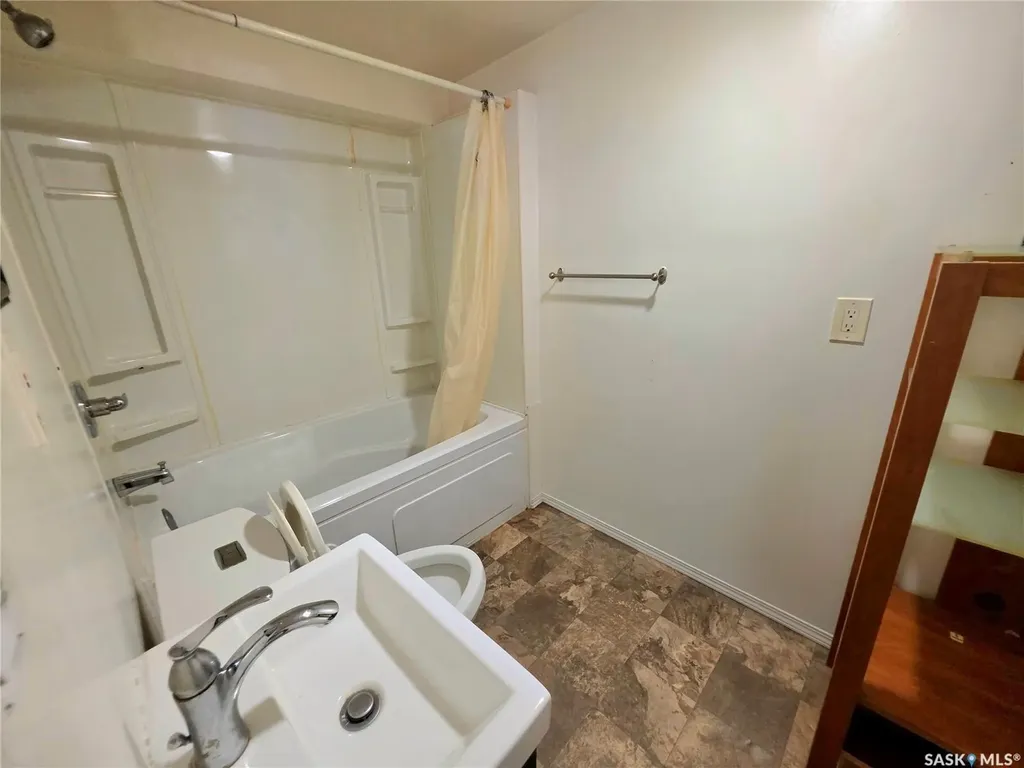 802 O Avenue S Saskatoon SK S7M 2S7