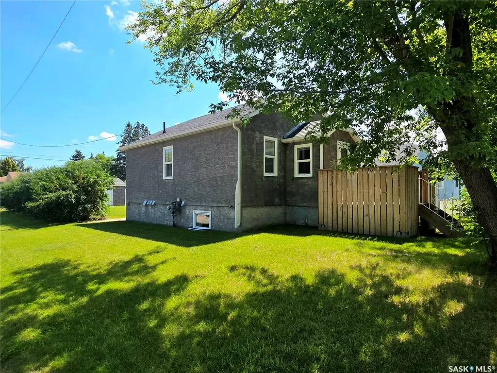 802 O Avenue S Saskatoon SK S7M 2S7