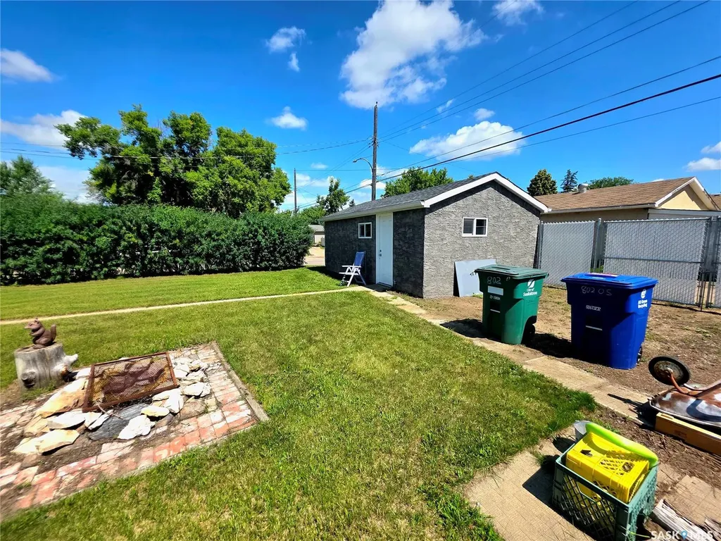 802 O Avenue S Saskatoon SK S7M 2S7