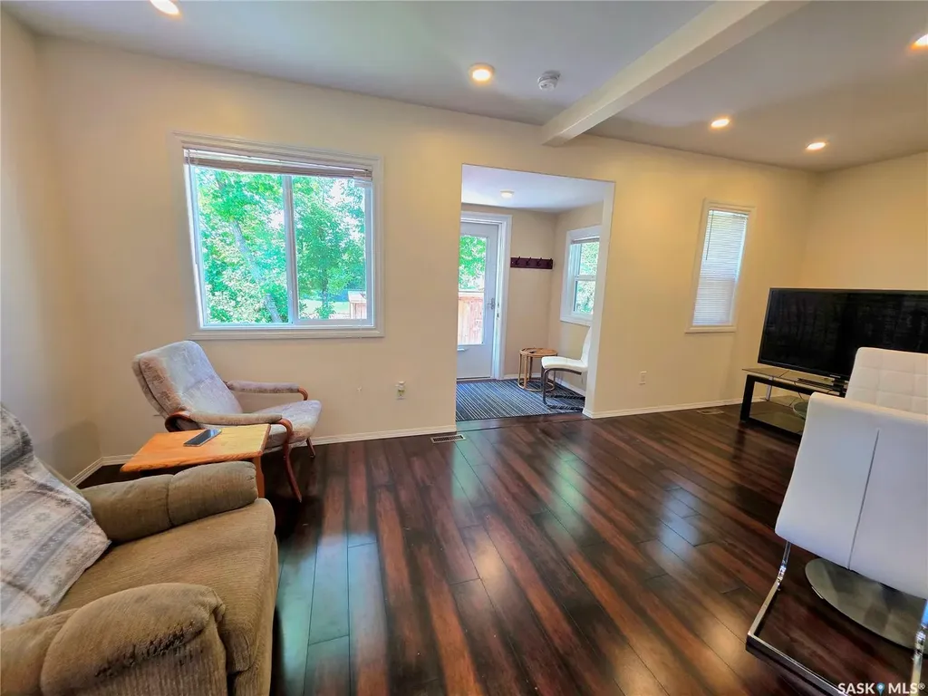 802 O Avenue S Saskatoon SK S7M 2S7