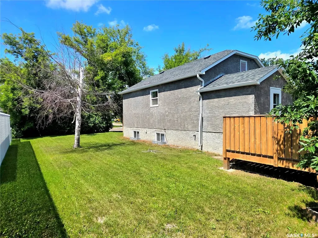 802 O Avenue S Saskatoon SK S7M 2S7