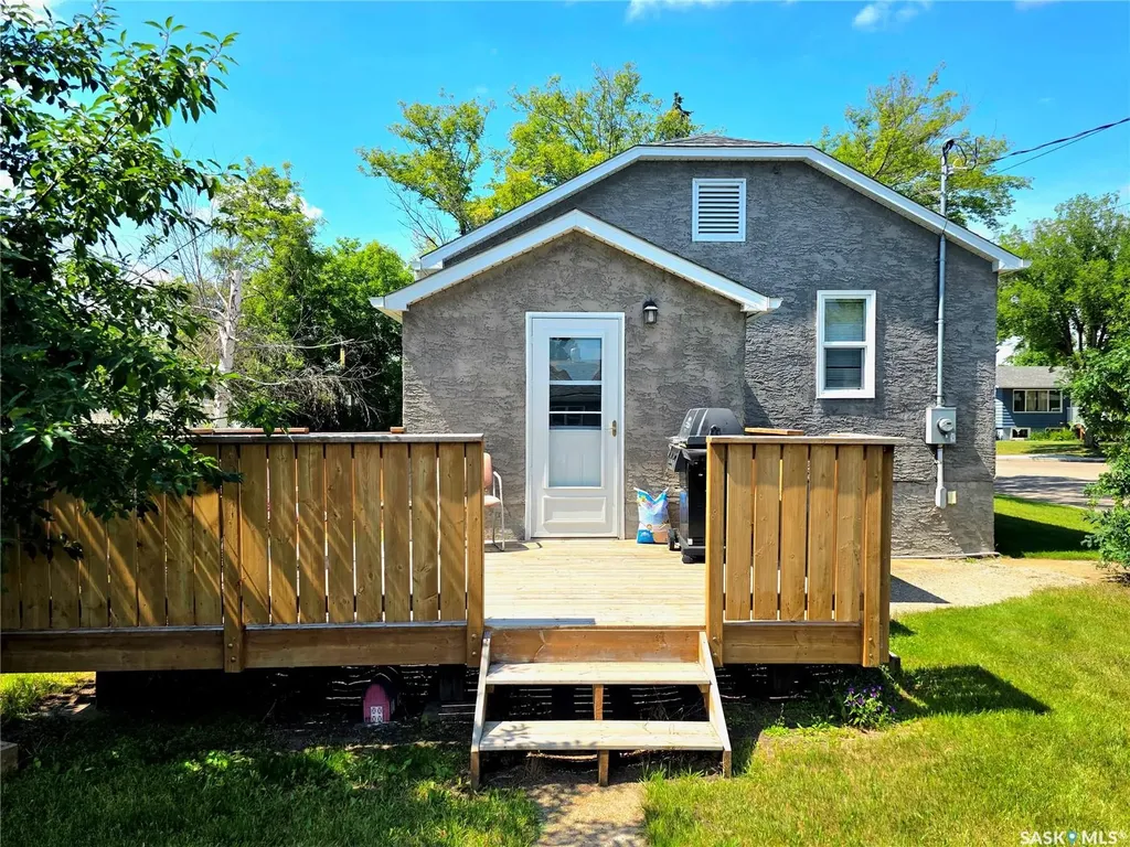 802 O Avenue S Saskatoon SK S7M 2S7