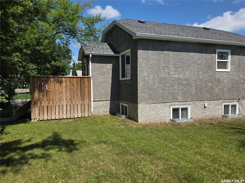 802 O Avenue S Saskatoon SK S7M 2S7