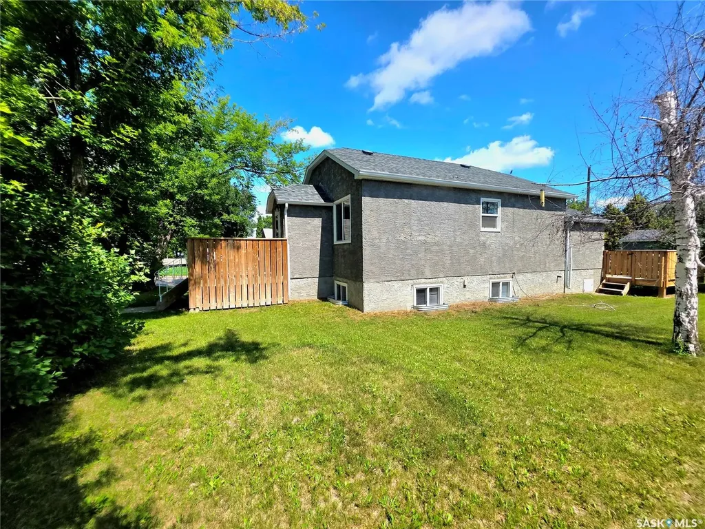 802 O Avenue S Saskatoon SK S7M 2S7
