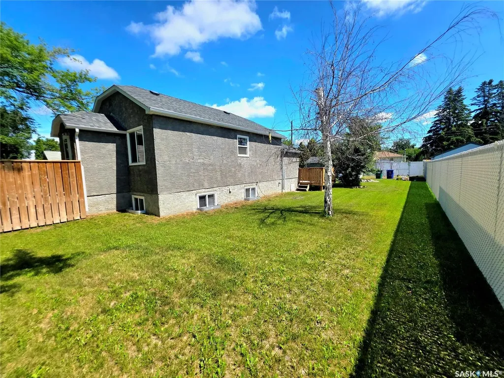 802 O Avenue S Saskatoon SK S7M 2S7