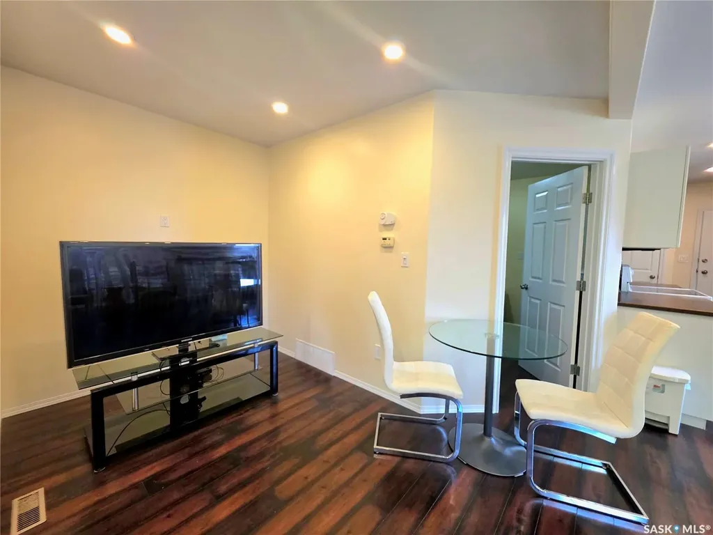 802 O Avenue S Saskatoon SK S7M 2S7
