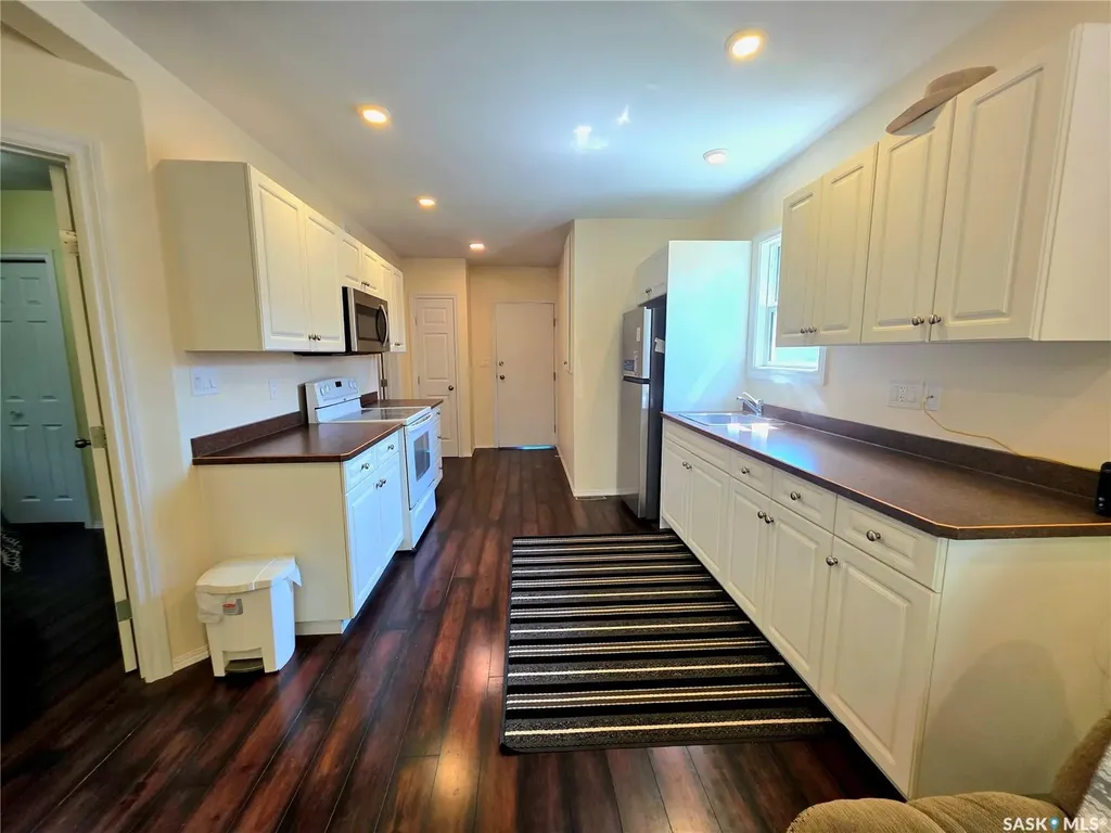 802 O Avenue S Saskatoon SK S7M 2S7