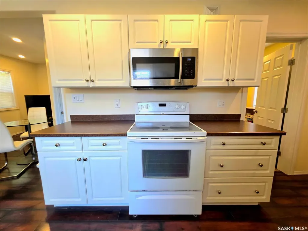 802 O Avenue S Saskatoon SK S7M 2S7