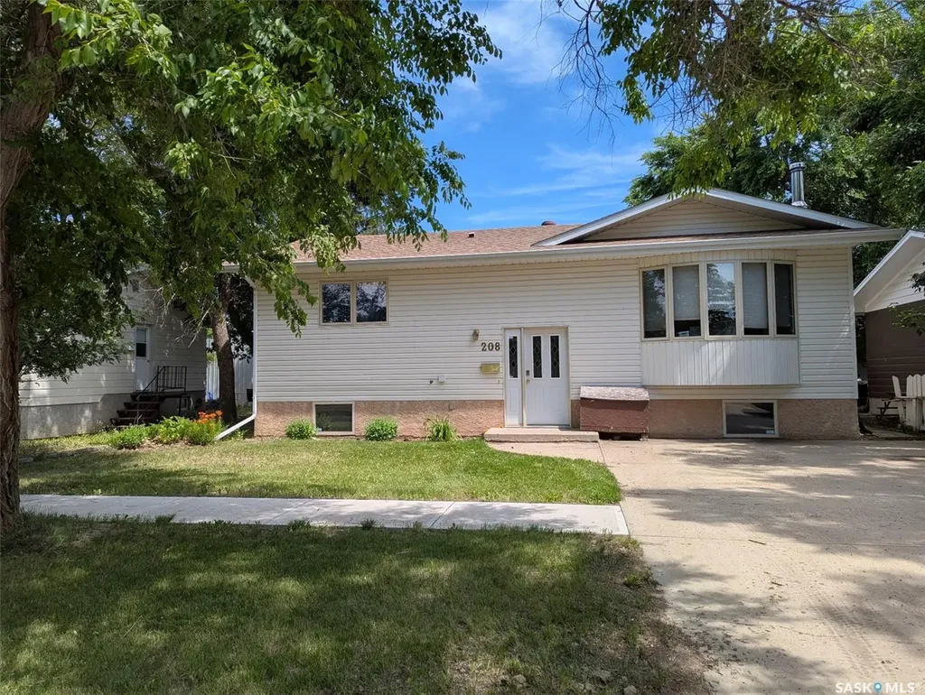 208 Herbert Street Maple Creek SK S0N 1N0