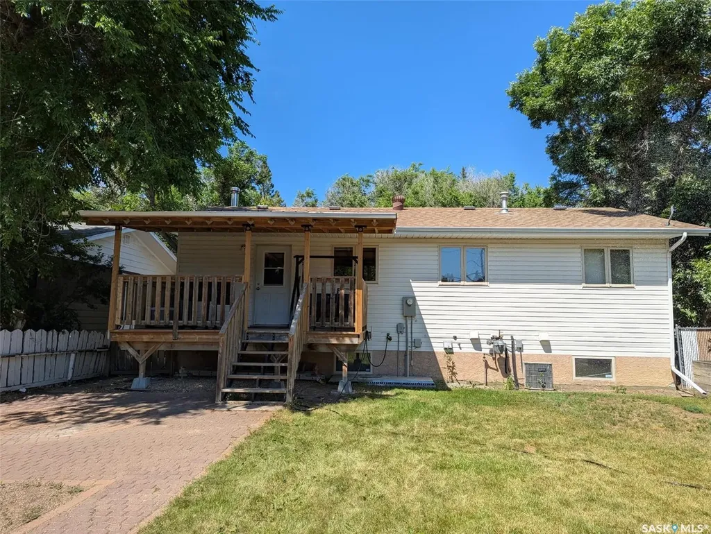 208 Herbert Street Maple Creek SK S0N 1N0