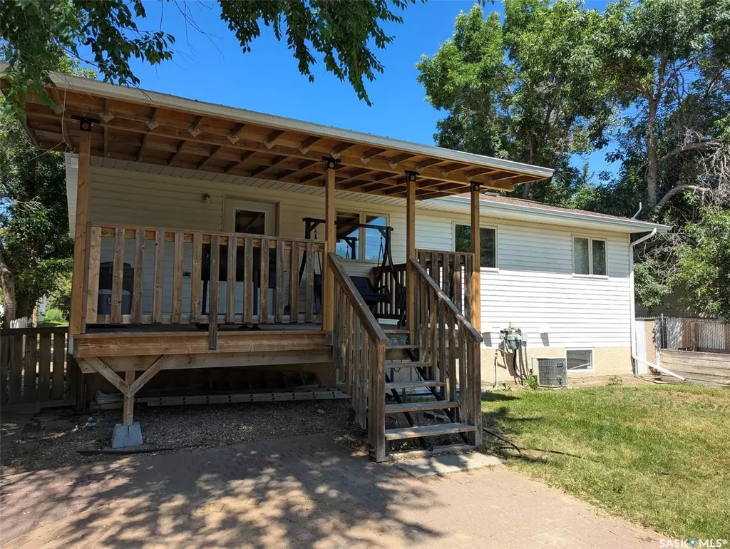 208 Herbert Street Maple Creek SK S0N 1N0