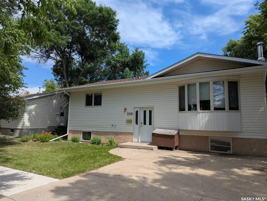 208 Herbert Street Maple Creek SK S0N 1N0