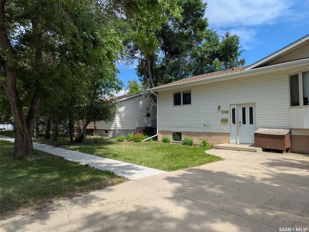 208 Herbert Street Maple Creek SK S0N 1N0