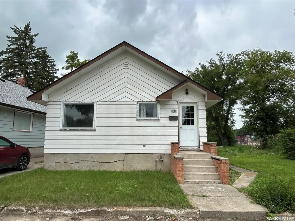 806 5th Avenue SW Moose Jaw SK S6H 5W3