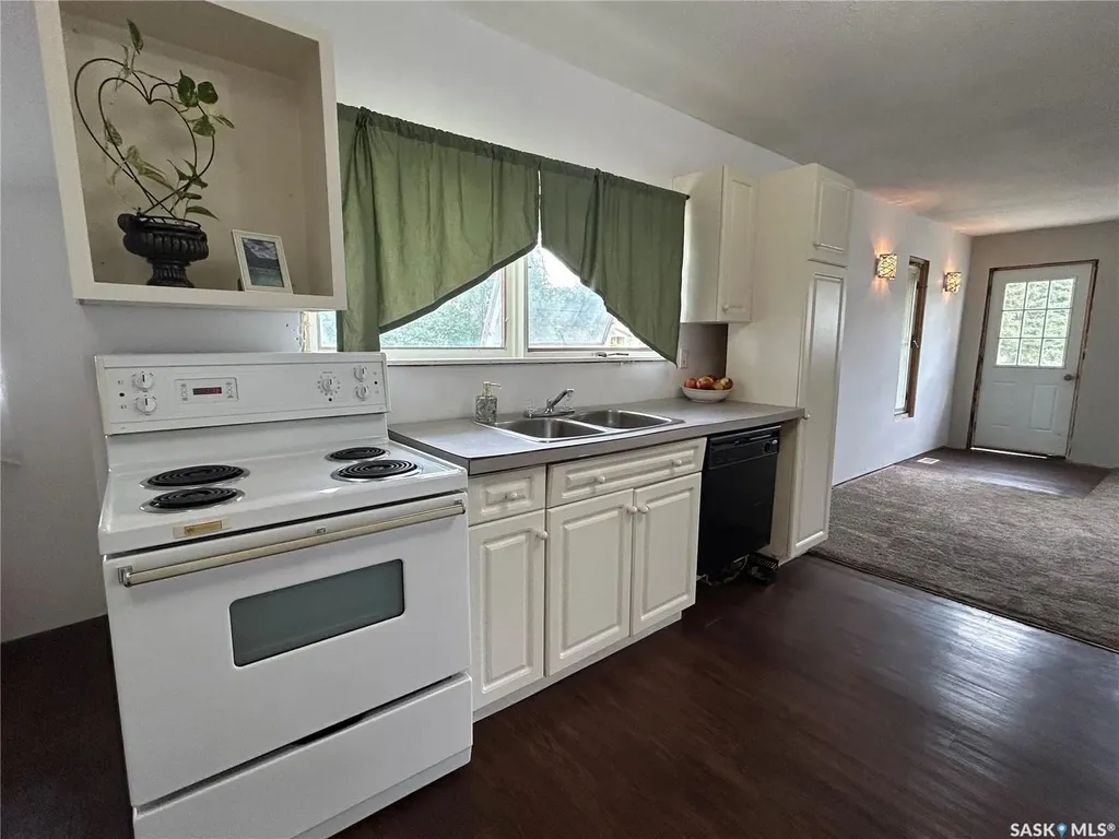 806 5th Avenue SW Moose Jaw SK S6H 5W3