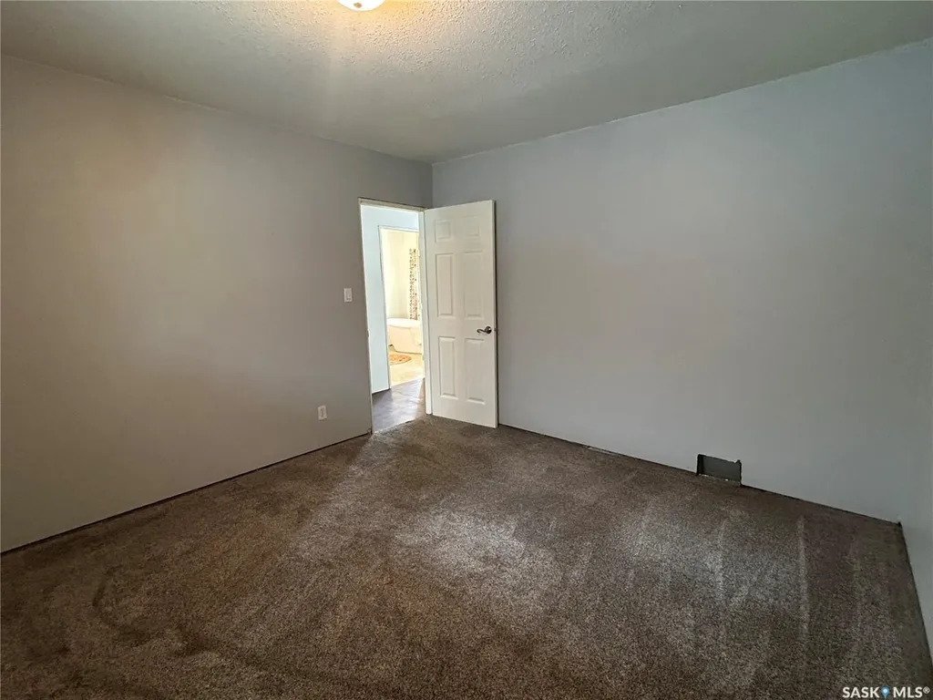 806 5th Avenue SW Moose Jaw SK S6H 5W3