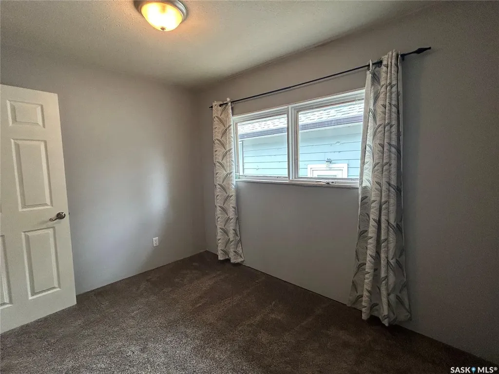 806 5th Avenue SW Moose Jaw SK S6H 5W3