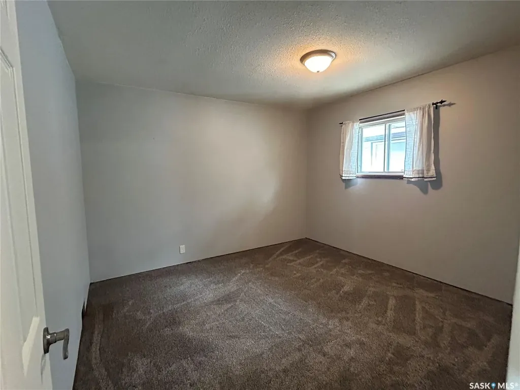806 5th Avenue SW Moose Jaw SK S6H 5W3