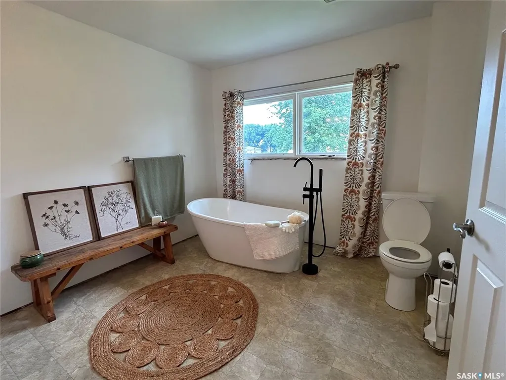 806 5th Avenue SW Moose Jaw SK S6H 5W3