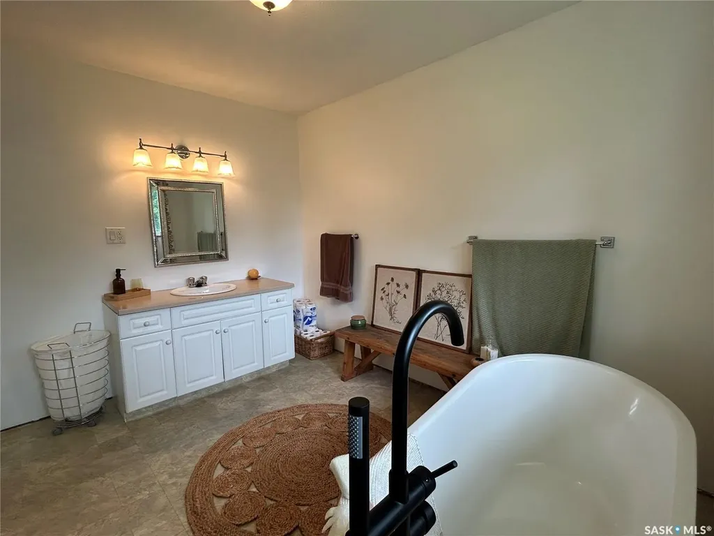 806 5th Avenue SW Moose Jaw SK S6H 5W3