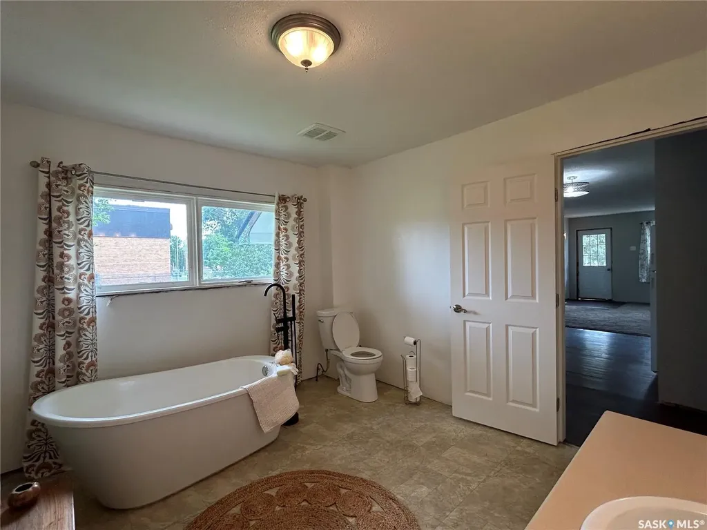 806 5th Avenue SW Moose Jaw SK S6H 5W3