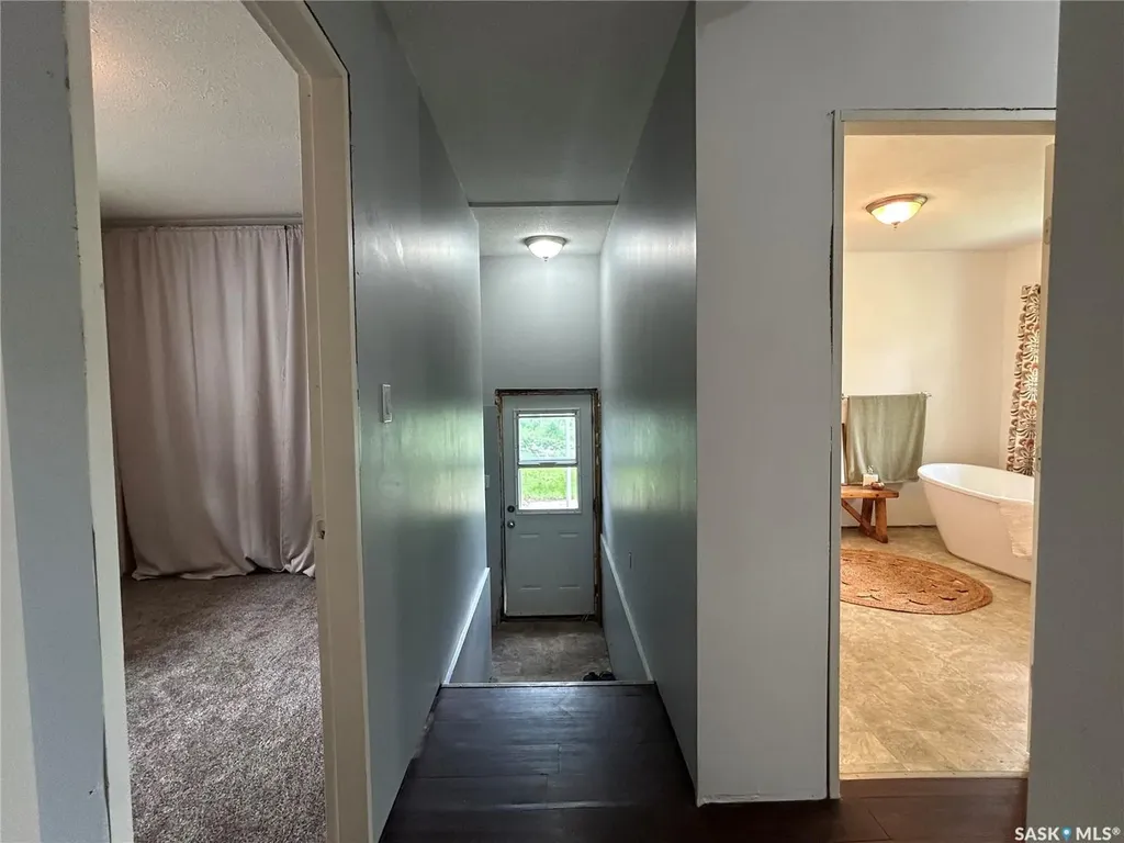 806 5th Avenue SW Moose Jaw SK S6H 5W3