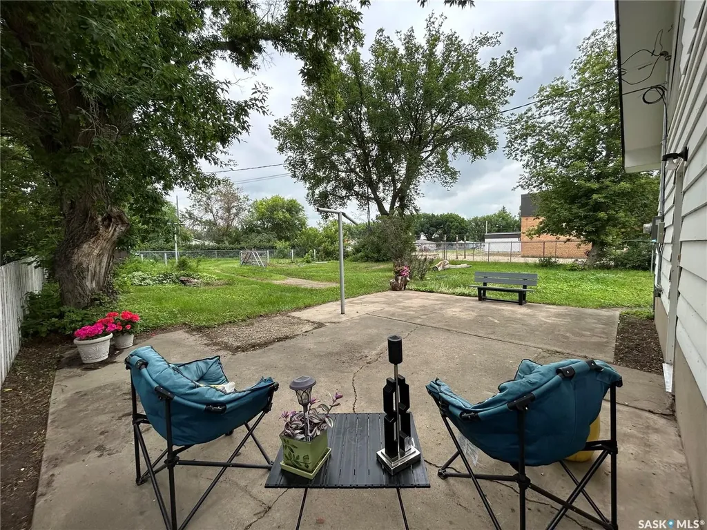 806 5th Avenue SW Moose Jaw SK S6H 5W3