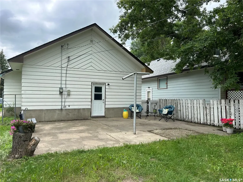 806 5th Avenue SW Moose Jaw SK S6H 5W3