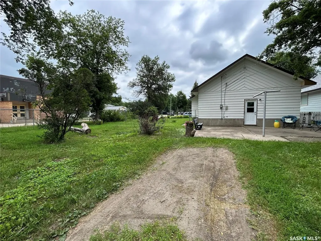 806 5th Avenue SW Moose Jaw SK S6H 5W3