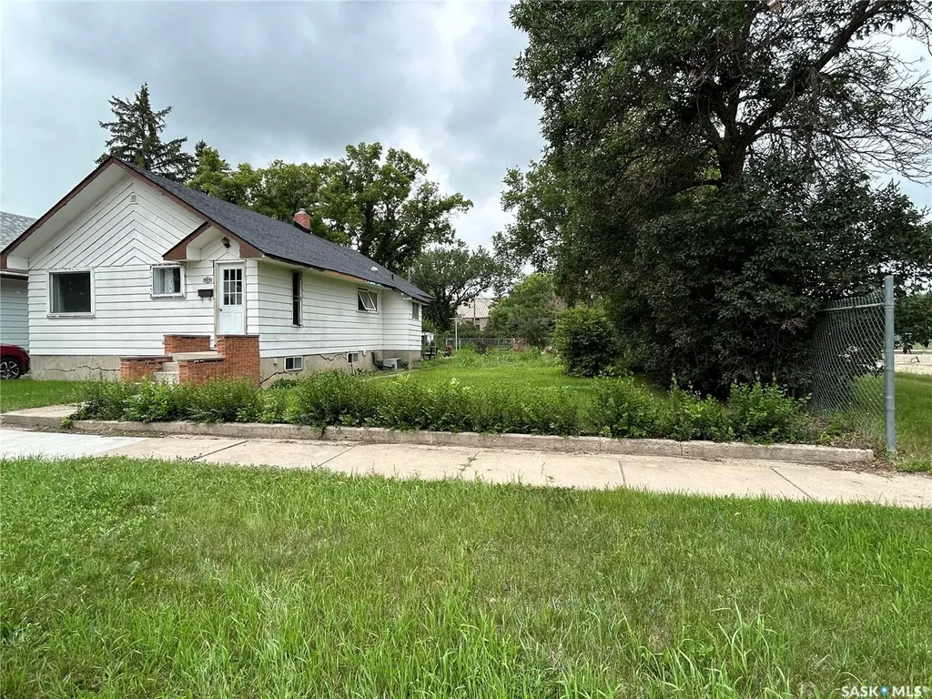 806 5th Avenue SW Moose Jaw SK S6H 5W3