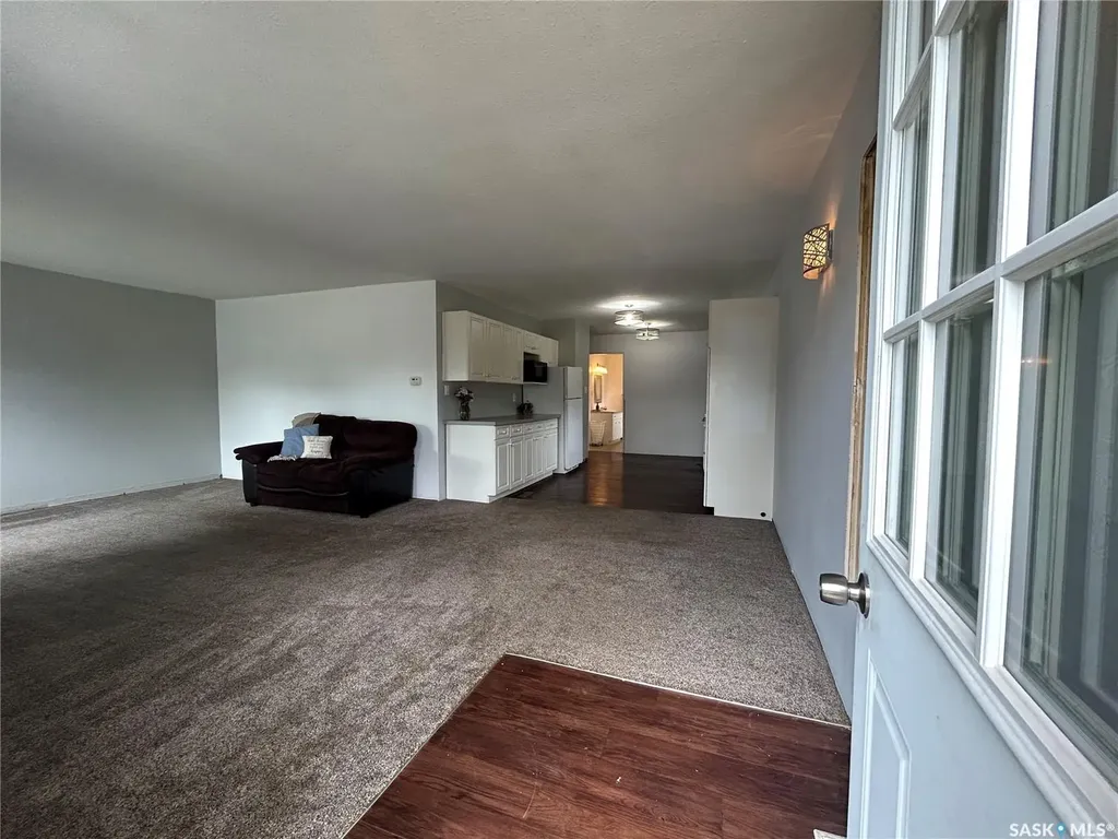 806 5th Avenue SW Moose Jaw SK S6H 5W3