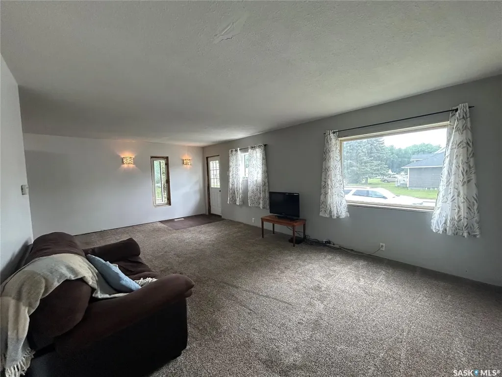 806 5th Avenue SW Moose Jaw SK S6H 5W3